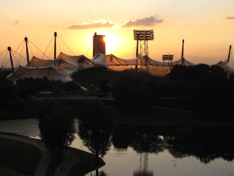 olympia stadion_zonsondergang.jpg - Als de zon meewerkt heb je geen filters nodig. Zonsondergang boven het mooie dak van het Olympisch stadion.